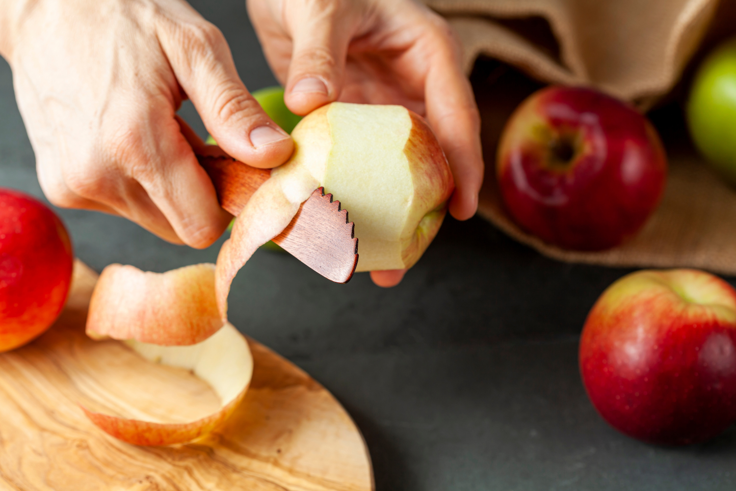 ¿Es mejor consumir la fruta con piel?