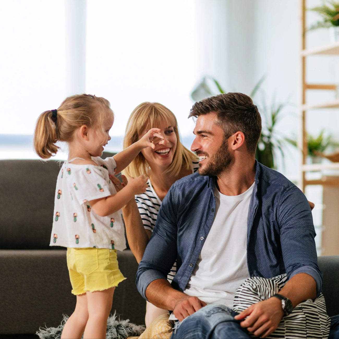 familia alegre padres jovenes portada test paternidad