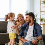 familia alegre padres jovenes portada test paternidad