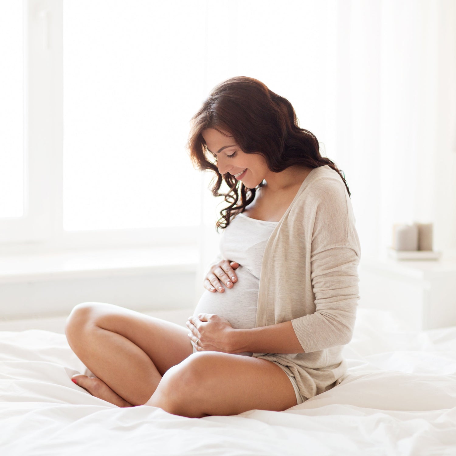 mujer embarazada sentada cama portada test prenatal no invasivo