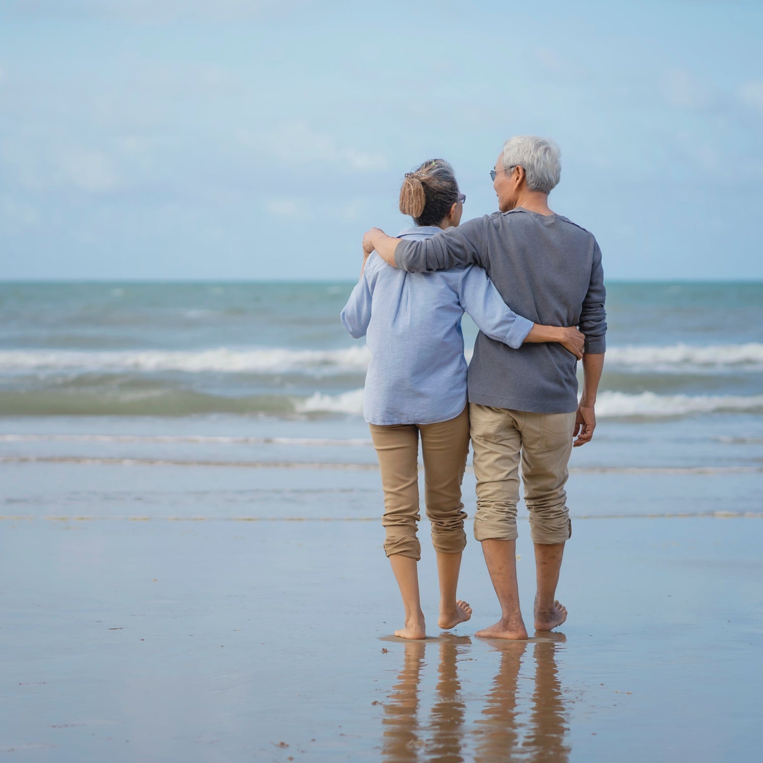 pareja senior ancianos caminando playa portada test cancer vejiga urodiag